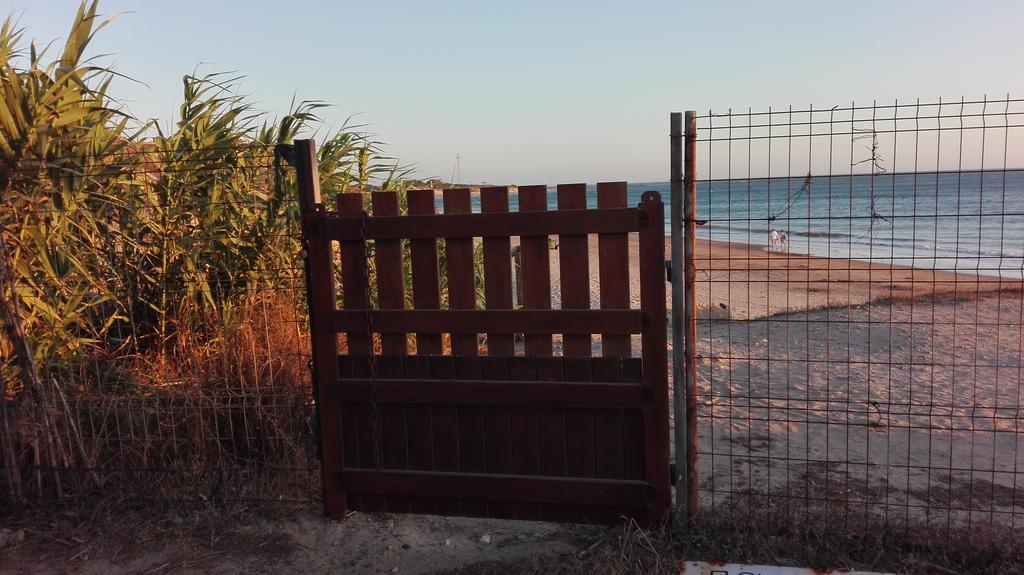 Finca Las Dunas Con Dos Chalets Con Jacuzzis En Primera Linea De Playa Uno De 4 Dormitorios Y Otro De 2 Dormitorios Rota Esterno foto